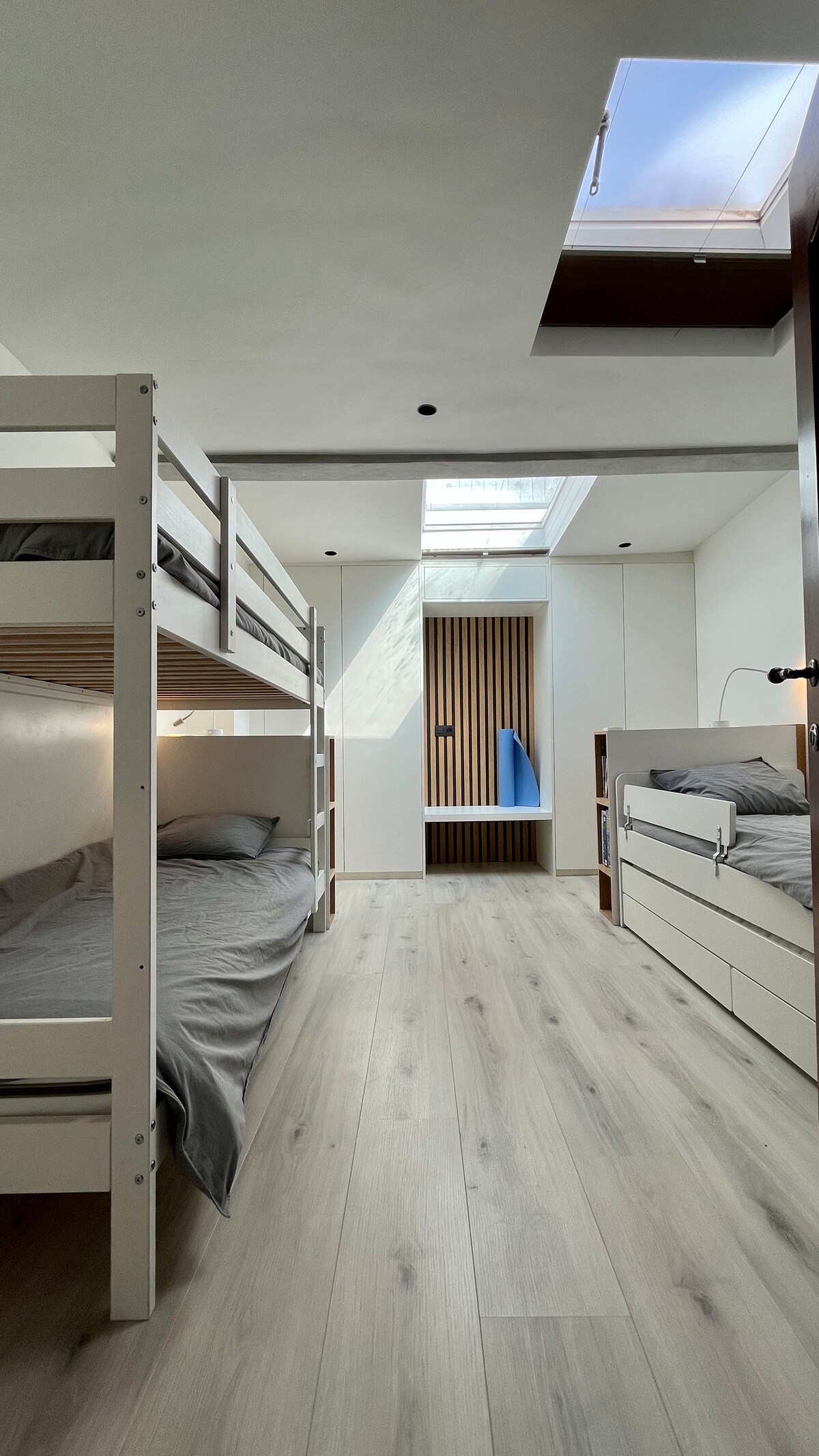 U ovoj prostoriji mogu spavati 3 odrasle osobe + 1 dijete (gornji krevet). Soba se nalazi na stražnjoj strani 1. kata.