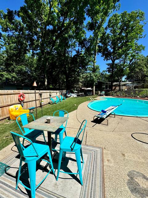 Large Pool & Hottub Oasis