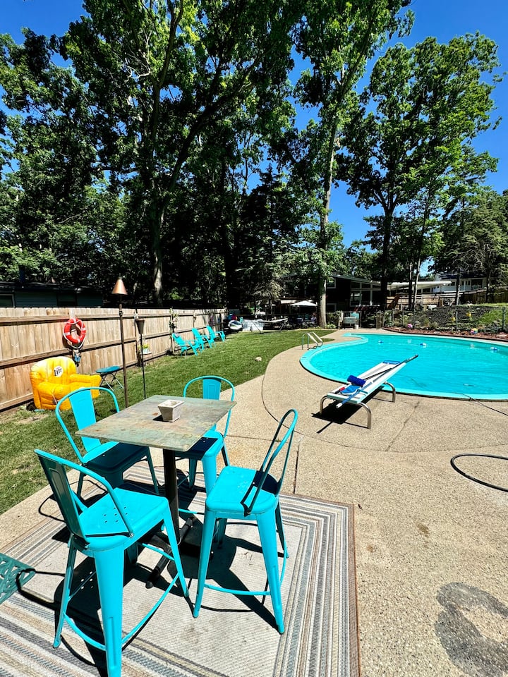 Large Pool & Hottub Oasis