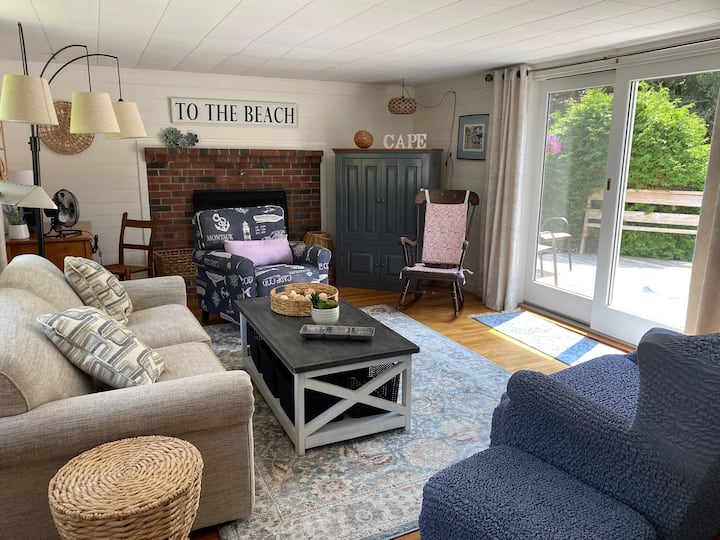 Dhomë ndenjjeje, divan me madhësi të plotë. Televizor Roku, tavolinë pune, wifi 