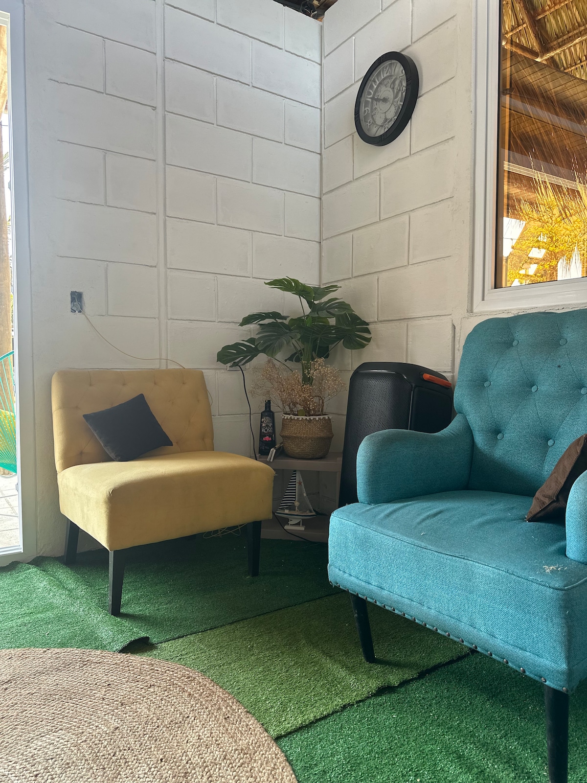 Obývacia izba s pohodlnými stoličkami pre vaše pohodlie