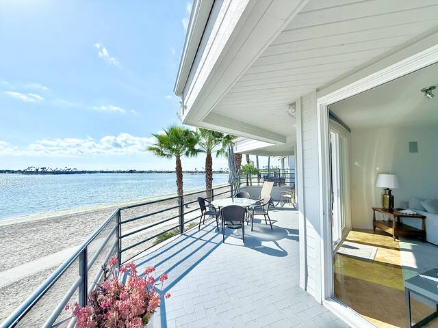 Penthouse Bayfront! Large Priv Deck, Sleep 7, 3Bdr gallery image 3