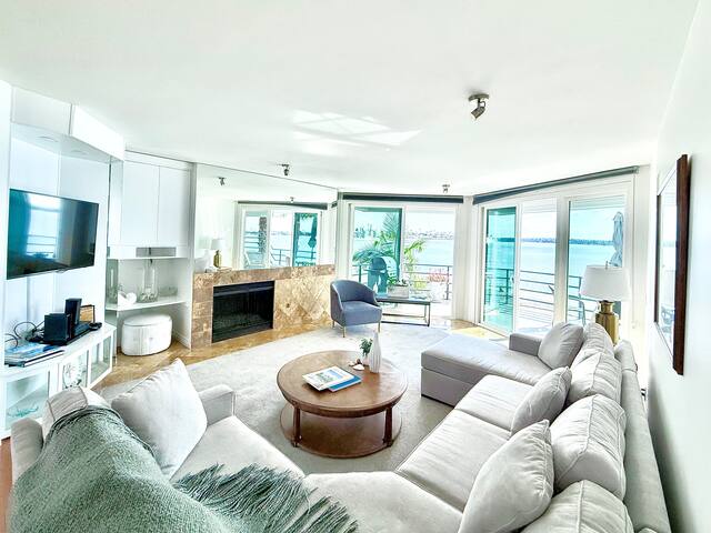 Penthouse Bayfront! Large Priv Deck, Sleep 7, 3Bdr