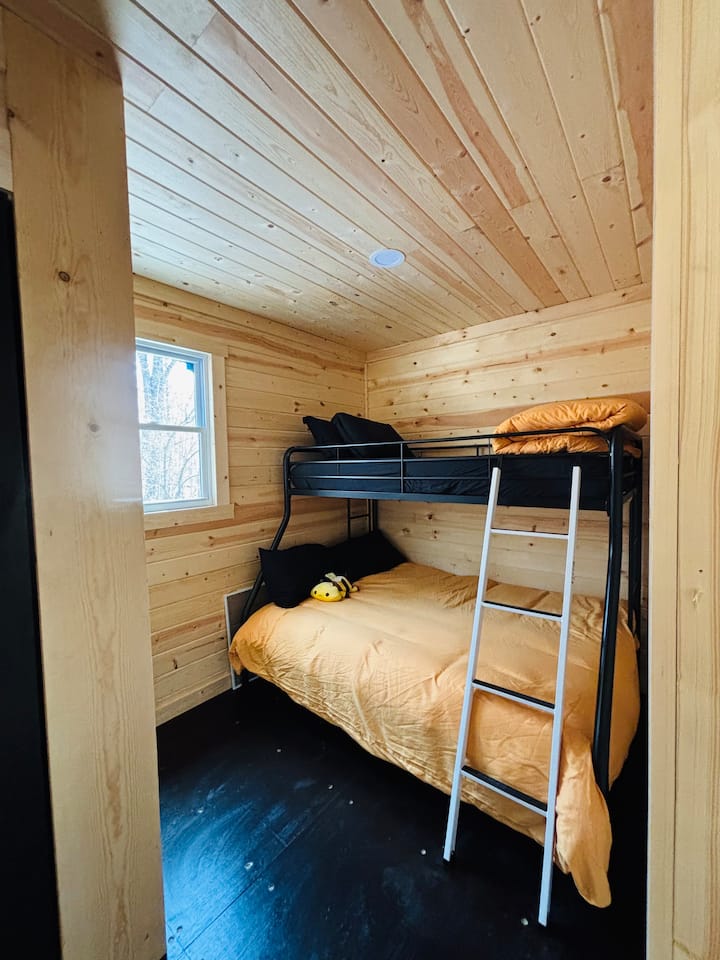 سرير مزدوج بطابقين كامل 

يرجى ملاحظة أن غرفة النوم الثانية لا تحتوي على باب ومتصلة بغرفة المعيشة. إنه مثالي للعائلات، مما يجعله مثاليًا لمراقبة الصغار الذين يمكنهم النوم في السرير بطابقين 