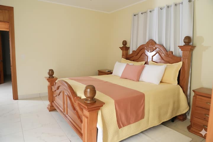 Posteľ King. Hlavná spálňa.