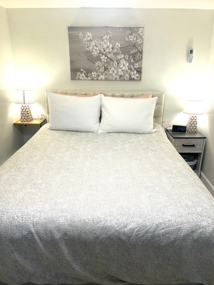 Manželská posteľ s (4) vankúšmi 