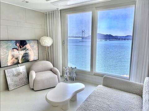 View Gwangan Bridge from the bed_3 minutes on foot to the sea_Free parking_Early check-in_Luggage storage_20 pyeong_Spacious living room_5 people available