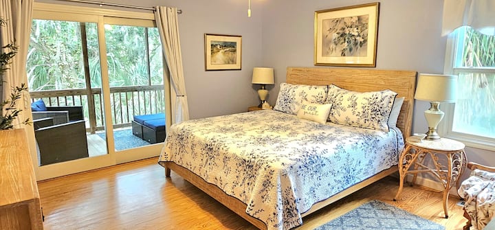 سرير كينج وخزانة ملابس وتلفزيون. الوصول إلى الشاشة في الشرفة. على المستوى الرئيسي