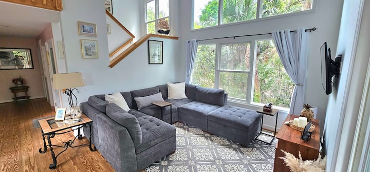 يمكن تحويل الأريكة المعيارية إلى سرير بحجم كوين.