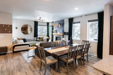 Designer 3BR Stay Sleeps 12 HotTub fire-pit