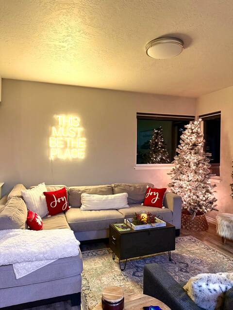 2 living rooms, big kitchen , game room, KING BED