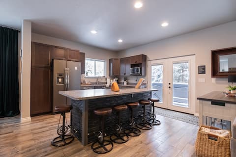 Designer 3BR Stay Sleeps 12 HotTub fire-pit