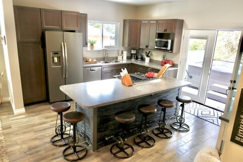 Group getaway:HOT TUB, luxury bedding, game room