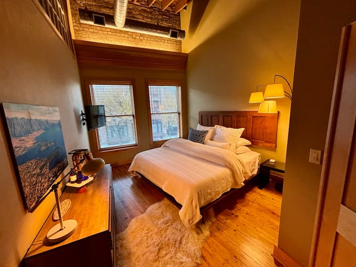 Dormitorio con cama tamaño king, TV de 32pulgadas con dispositivo Smart TV (Apple TV) y armario con perchas. 