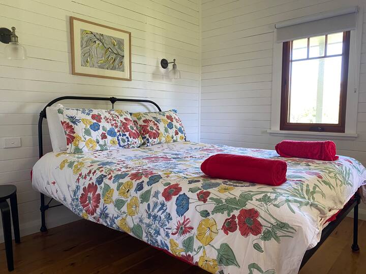 Კომფორტული ორადგილიანი საწოლი.