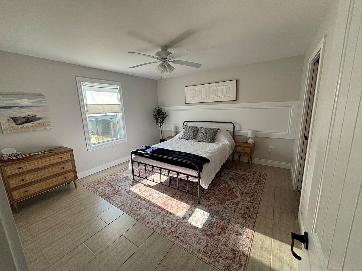 Large, spacious master bedroom, with ensuite. Brand new queen Douglas mattress for a superior sleeping experience! 