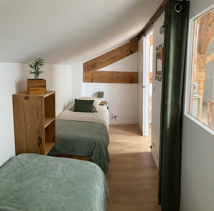 Un espacio relajante para pasar una buena noche. Una cortina creará un ambiente oscuro y una puerta corredera cerrará la habitación para una buena noche. Esto también permitirá a los padres disfrutar de la sala de estar mientras los niños duermen