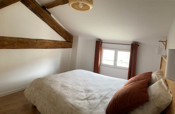 La habitación le permitirá pasar una noche de descanso agradable. Las persianas y las cortinas le permiten ocultar la luz si es necesario. Hay almohadas a su disposición para sentarse si desea leer, por ejemplo. 