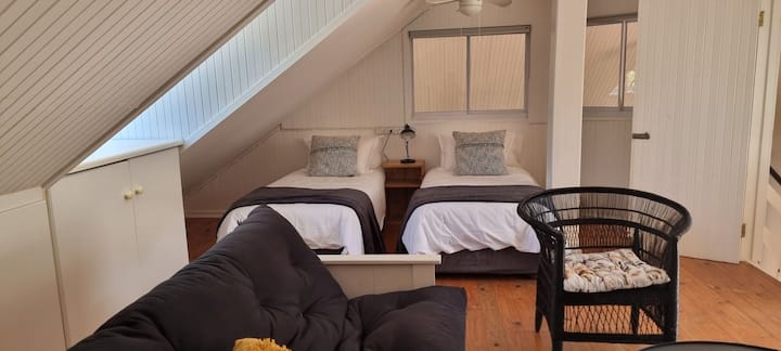 שתי מיטות יחיד בחדר לופט