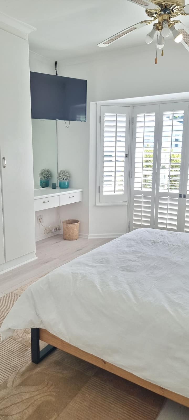 חדר שינה ראשי עם טלוויזיה חכמה 