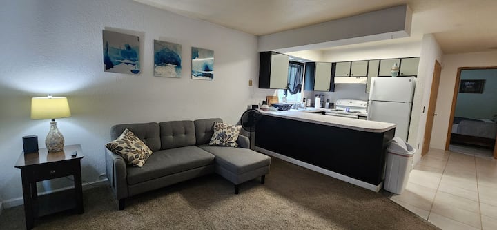 Sebule yenye Kochi ambalo hubadilika kuwa kitanda kidogo cha watu wawili. Mtu mzima 1 au watoto 2. Godoro la ziada la Hewa linapatikana unapoomba mapema.