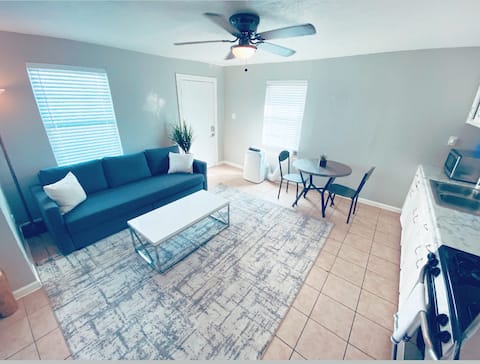 Popular Airbnb listing: Cozy Gem- Free Parking Near IAH, DT & PASS in Northside / Northline