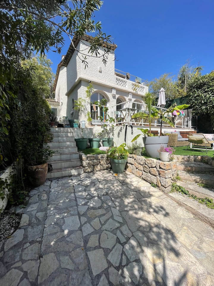Cannes Beach Villa, Private Garden, Pool & Parking - Cannes