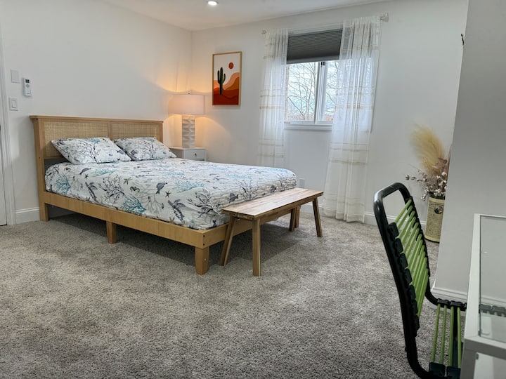 חדר שינה מרווח עם מיטת קווין סייז. שולחן עבודה/איפור. 