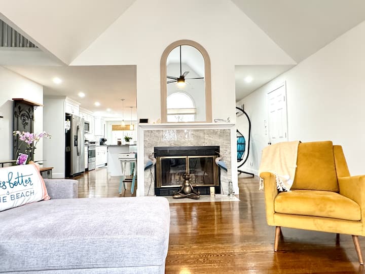 תוכנית קומה פתוחה כדי שתוכלו לשמור על קשר עם חברים ובני משפחה בסלון המרווח הזה.