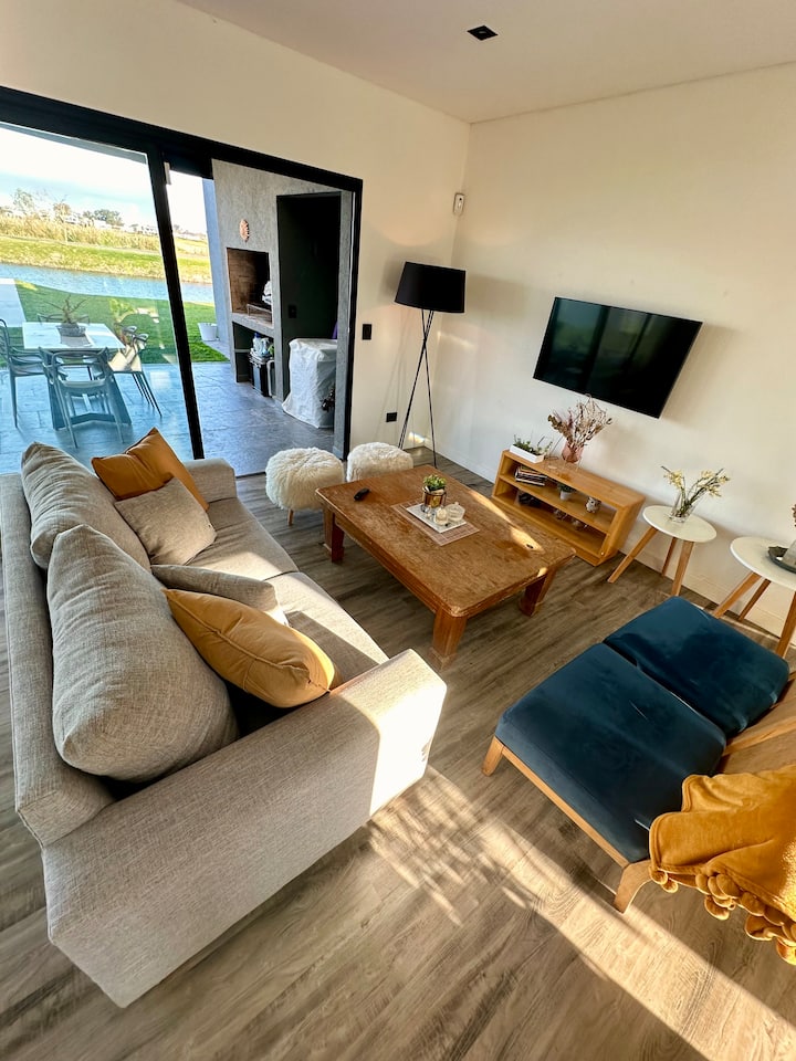 Cozy House With Lake View - Villa Rosa