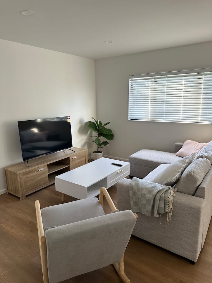 Spacious 3-bedroom Apartment In Ellerslie - Auckland