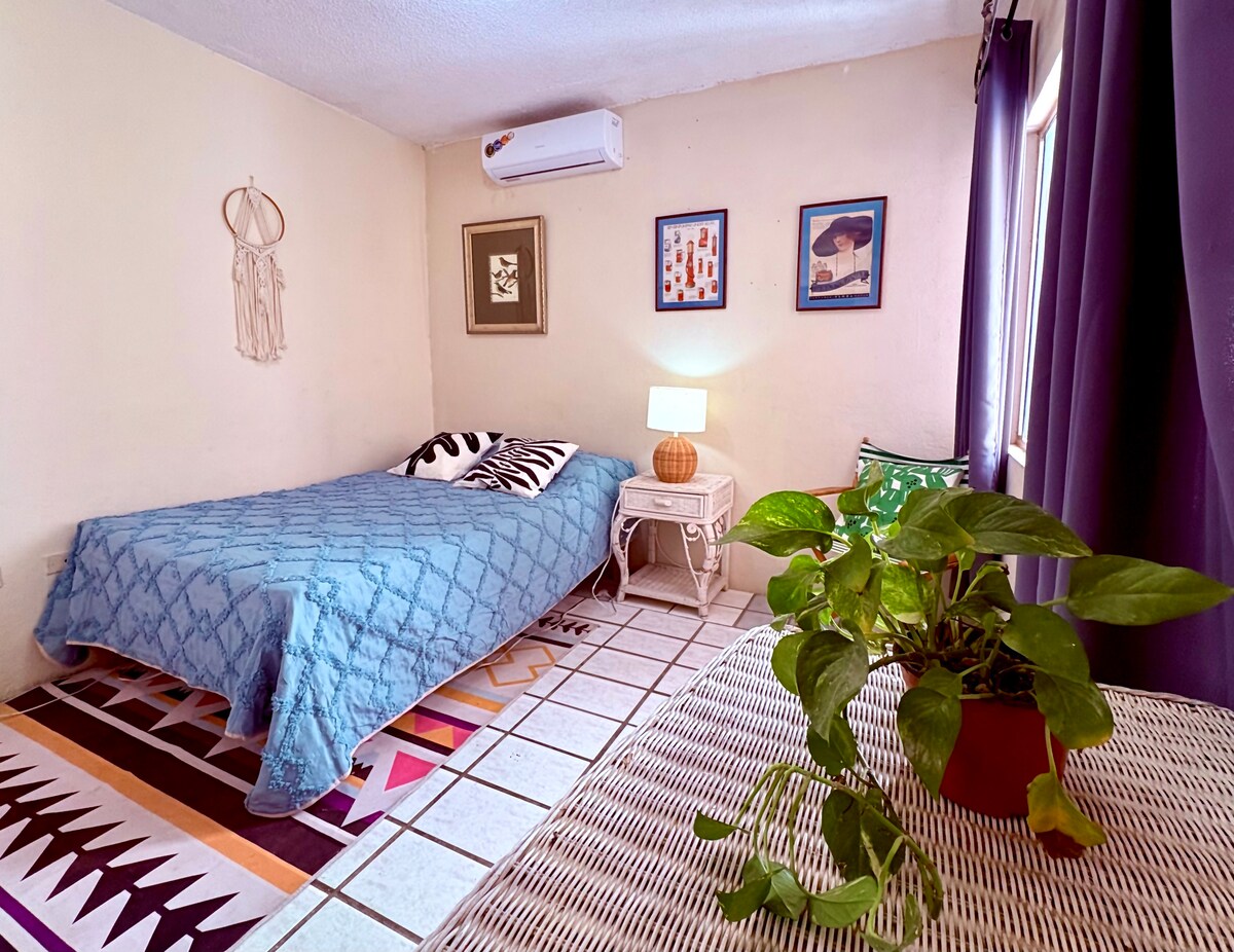 Vychutnajte si tento prístrešok s priestorom na uloženie a zavesenie oblečenia, klimatizáciou a manželskou posteľou.