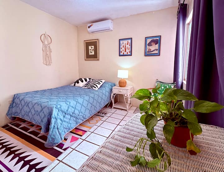 Shijoje këtë strehë me hapësirë për të ruajtur dhe varur rrobat, A/C dhe një krevat dopio.