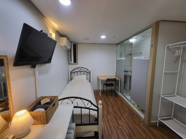 2u호스텔 505호(cheapest In 을지로. 개인샤워실, 세탁시설무료, 청계천앞) - Seoul