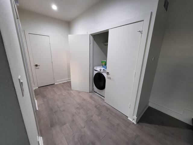 Social Rooftop House w/King bed & 2 garage parking gallery image 4