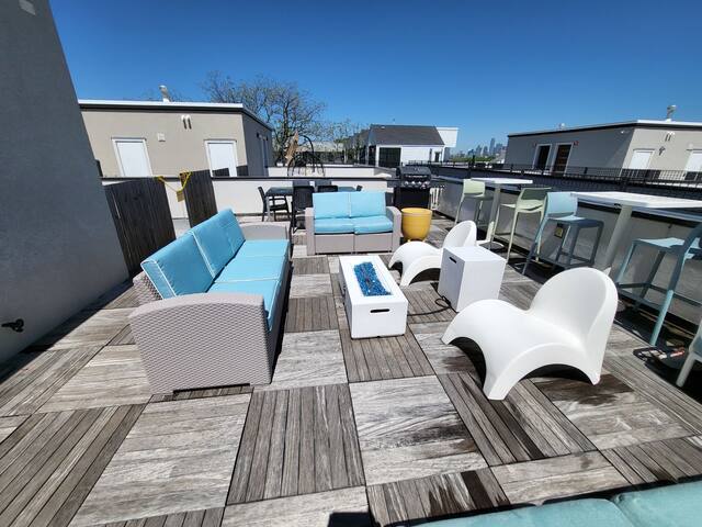 Social Rooftop House w/King bed & 2 garage parking gallery image 3