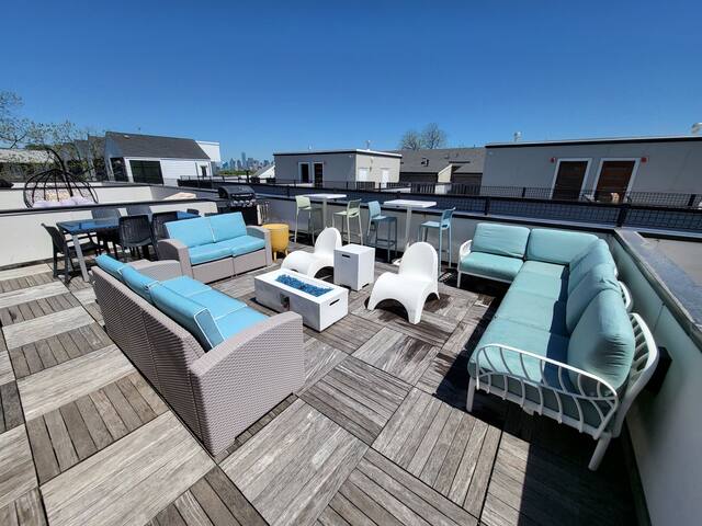 Social Rooftop House w/King bed & 2 garage parking gallery image 5