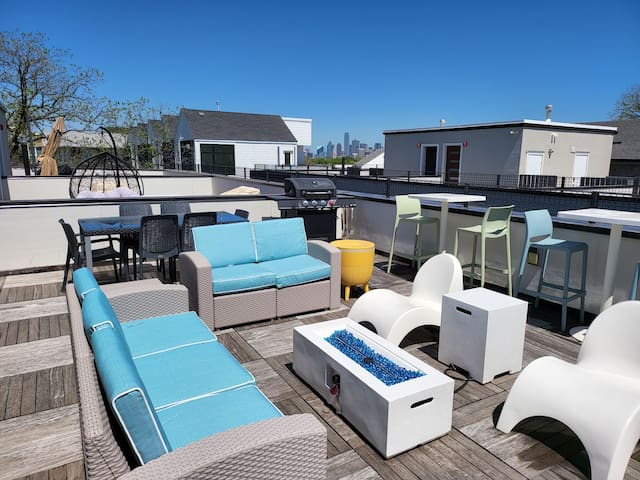 Social Rooftop House w/King bed & 2 garage parking