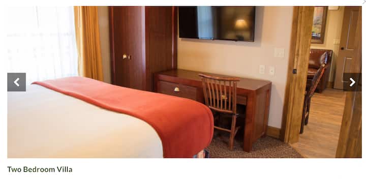 193×203 სმ ზომის საწოლი კომფორტულად იტევს ორ ზრდასრულს. დელუქს‑ვილის სამეფო საწოლის ნომერში აივანი შეიძლება არ იყოს. 