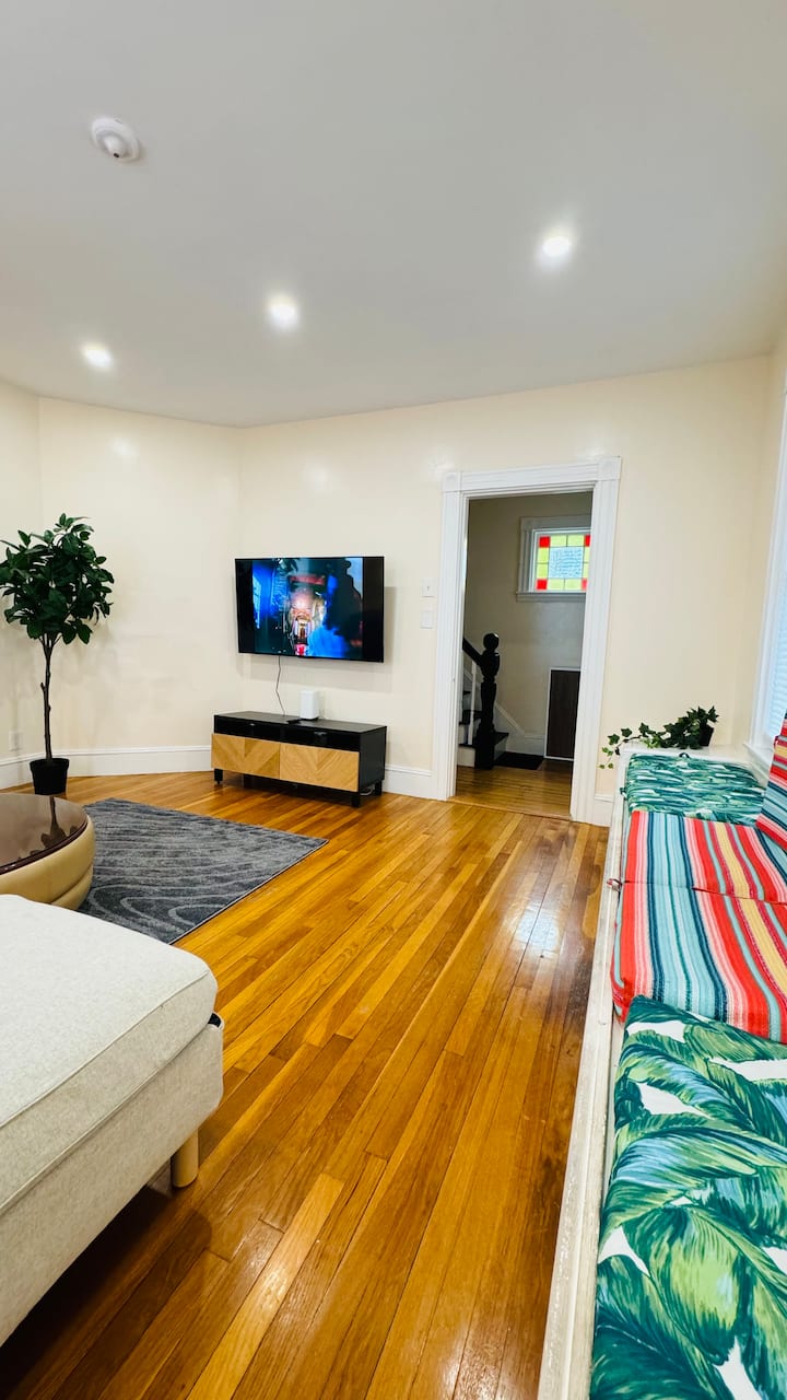 King Bed In Urban Oasis - Quincy