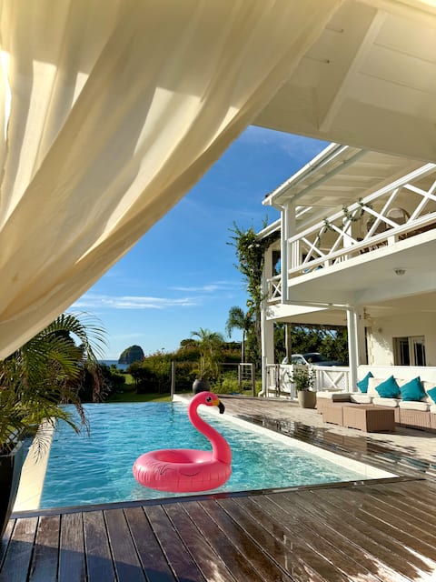 Oceanfront Villa, in exclusive neighborhood