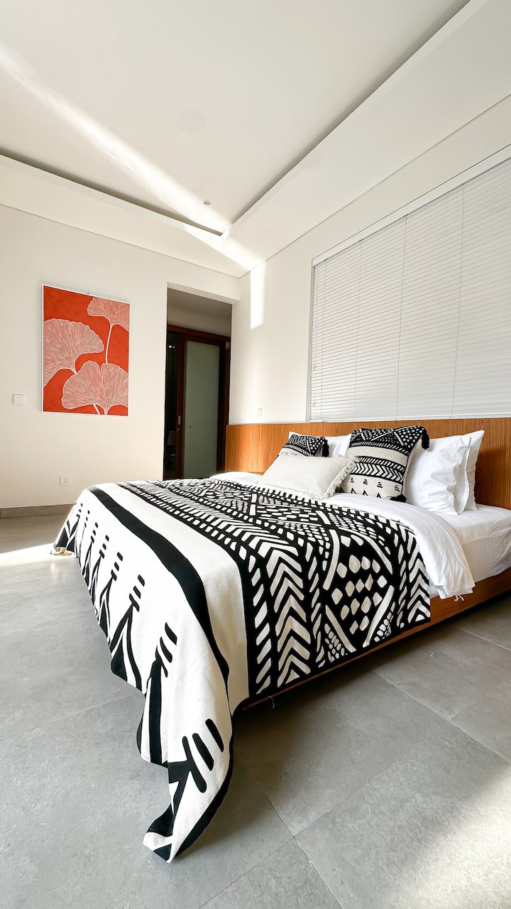 להתפנק בחדר השינה הראשי המפואר שלנו, שבו נפגשים רוגע ואלגנטיות. המקלט הזה מציע אמבטיה ומקלחת גדולים לנופש האולטימטיבי שלכם. תיהנו לצפות בבריכה כשאתם מתעוררים, ולשלב את הטבע בצורה חלקה עם יוקרה. הזמינו מקום מפלט עוד היום