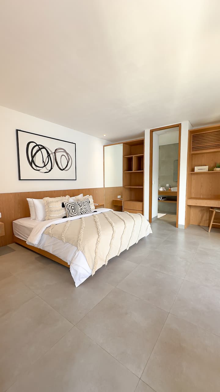 נוחות ונוחות אולטימטיביות בחדר השינה הראשי שלנו. להירגע על מיטת הקינג סייז המרווחת, להישאר פרודוקטיביים ליד השולחן הנוח. אתם יכולים להיות רגועים בידיעה שהחפצים שלכם מאובטחים בכספת שסופקה. המקלחת הצמודה מציעה רוגע יוקרתי 