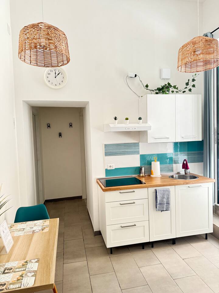 Urban Chic Guest House (free parking/wi-fi)