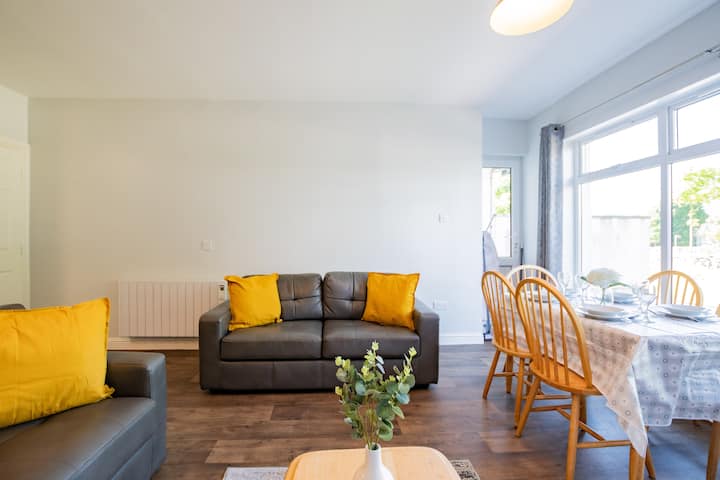 Spacious 3-bedroom Apartment With Free Parking - Galway