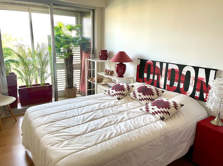 Habitación doble en logia, equipada con cama de matrimonio + vestidor y cómoda.