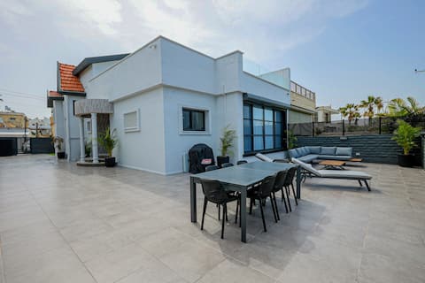 Big and luxurious villa first line to the sea