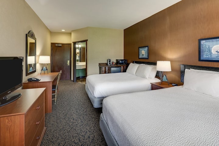 Rustic & Cozy: Heated Pools Near Columbia Downtown - Columbia, MO