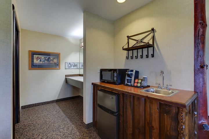 Stoney Creek Columbia Suite W/ Whirlpool | 2 Units - Columbia, MO