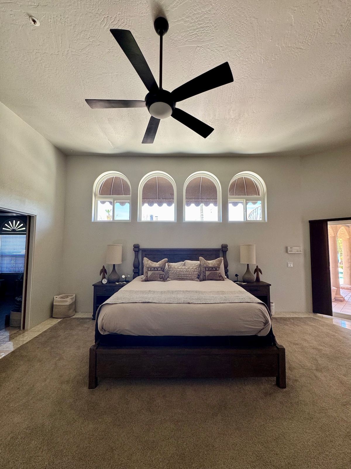 Просторен основен апартамент с високи тавани, естествена светлина и самостоятелна баня. Разполага с фитнес зала и работно пространство, плъзгаща се врата към вътрешния двор и басейна, както и с меко легло с уютни спално бельо за максимален комфорт. 